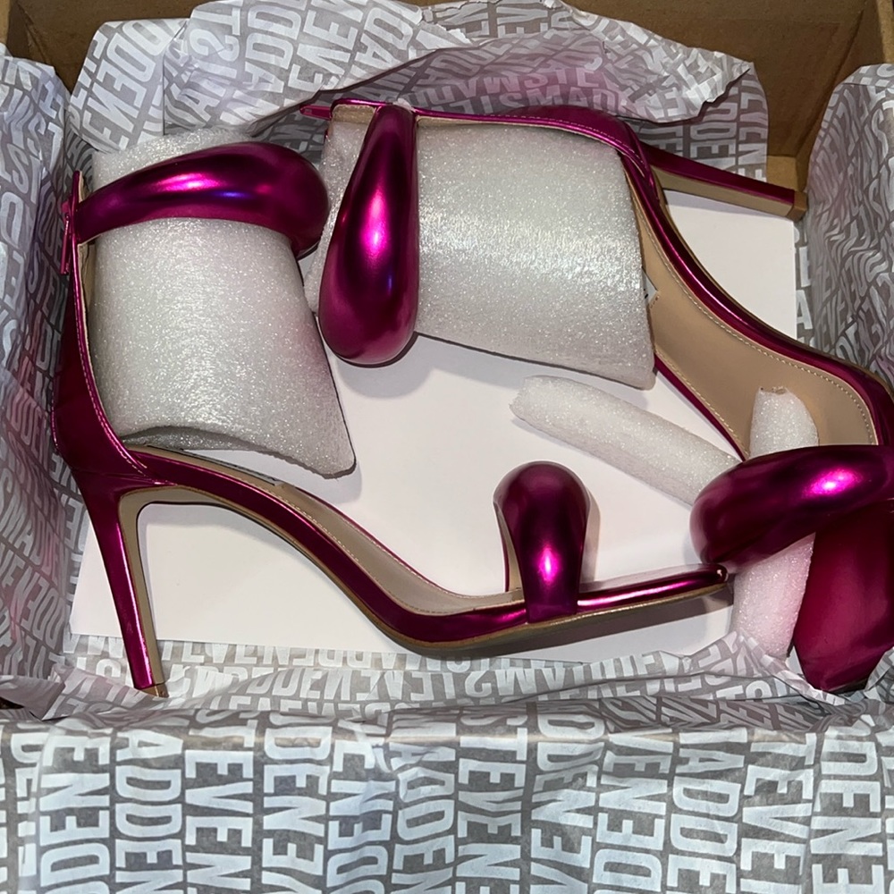 Cute Metallic Hot pink Steve Madden Heels!